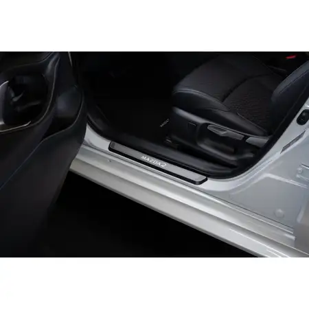 Mazda 2 Einstiegsblenden, beleuchtet silber