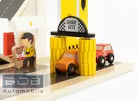 Renault-Parkhaus aus Holz mit Tankstelle 7711949696